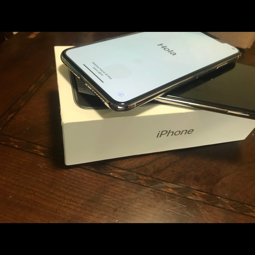 iPhone XS Max - Picture 2 of 4
